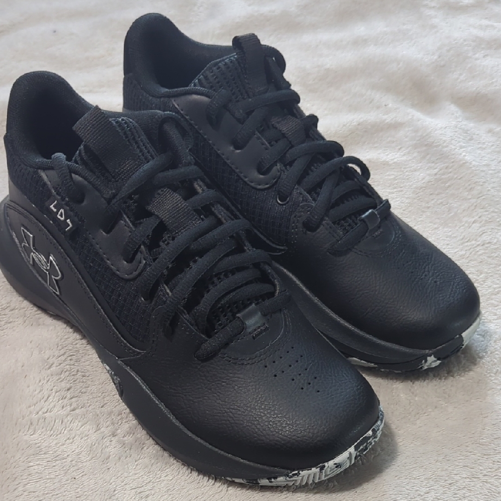 Under Armour Brand New Never Worn. No Box. Size 5y (See Picture For Sizing)